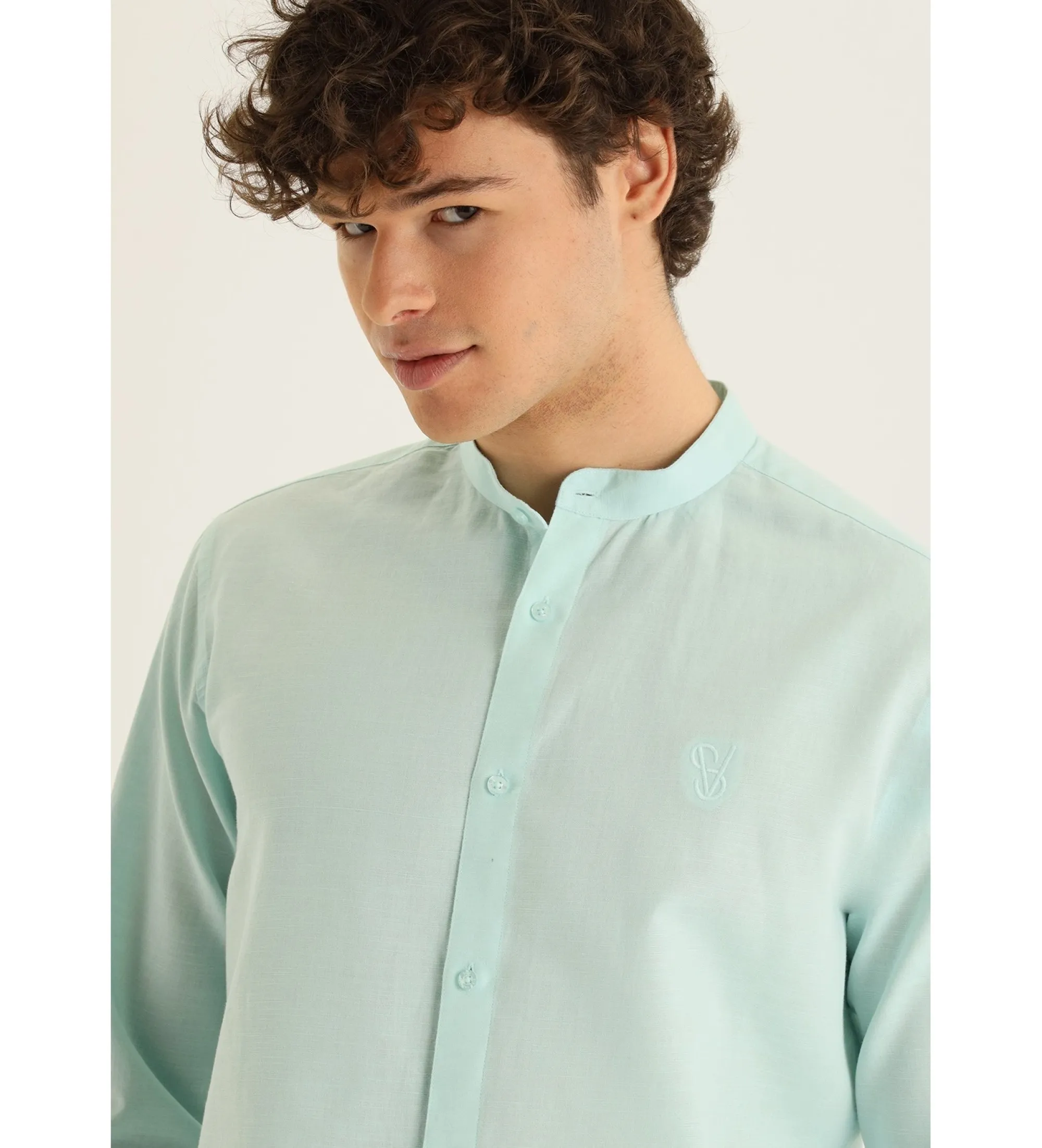 Camisa  de lino con cuello mao verde