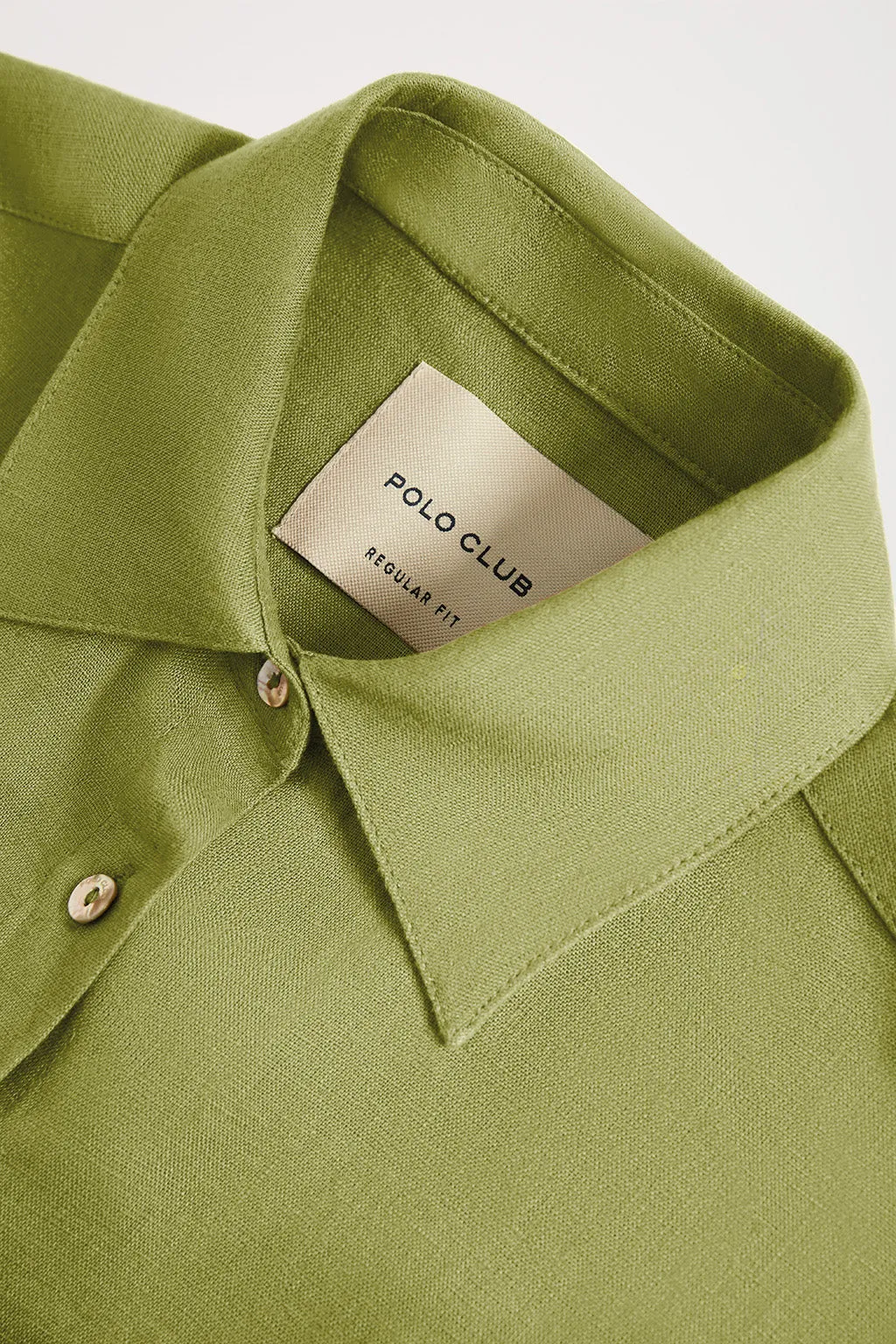 Camisa de lino verde con detalle bordado