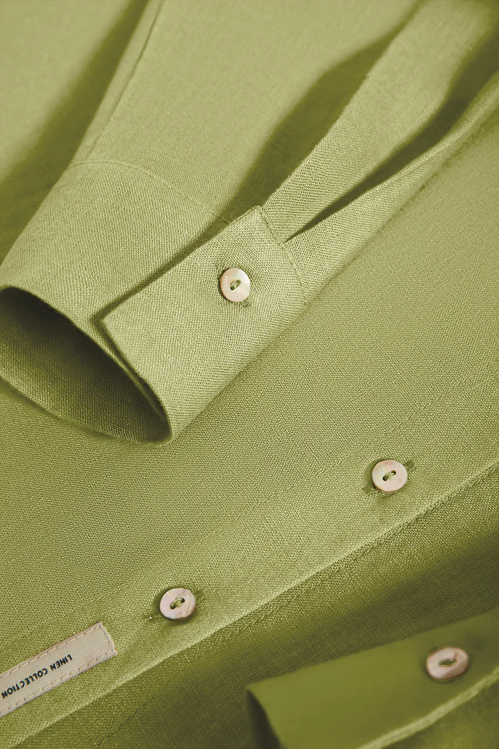 Camisa de lino verde con detalle bordado