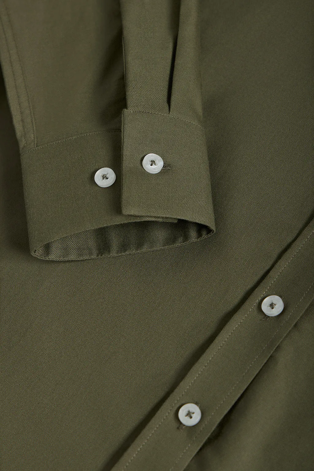 Camisa oxford verde militar con logo bordado