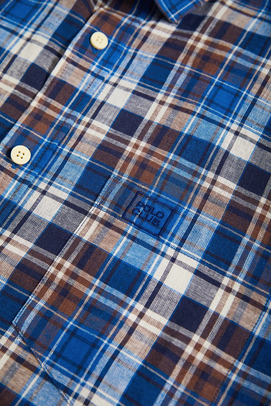 Camisa regular de cuadros  con bolsillo en el pecho y detalle bordado