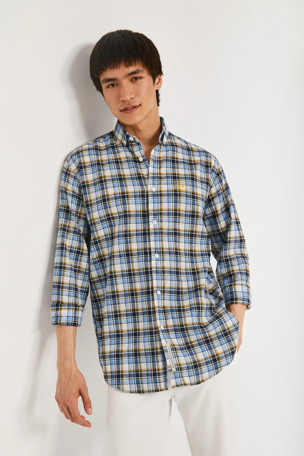 Camisa regular de cuadros con cuello abotonado y detalle bordado