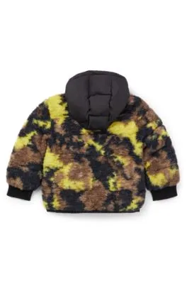 Chaqueta para niños con detalles en sherpa de camuflaje