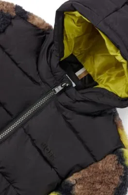 Chaqueta para niños con detalles en sherpa de camuflaje