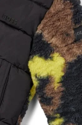 Chaqueta para niños con detalles en sherpa de camuflaje