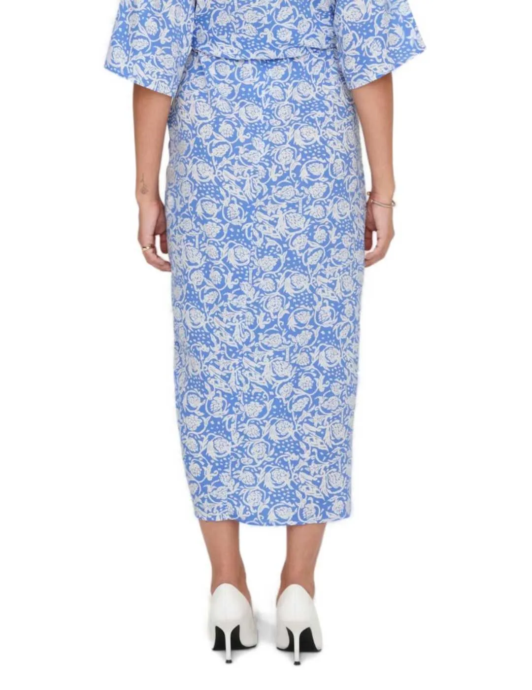 Falda Only Margot midi flores azul y blanco para mujer