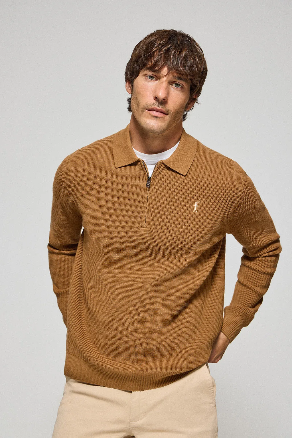 Jersey Pol color camel con cuello de polo y cremallera y detalle Rigby Go