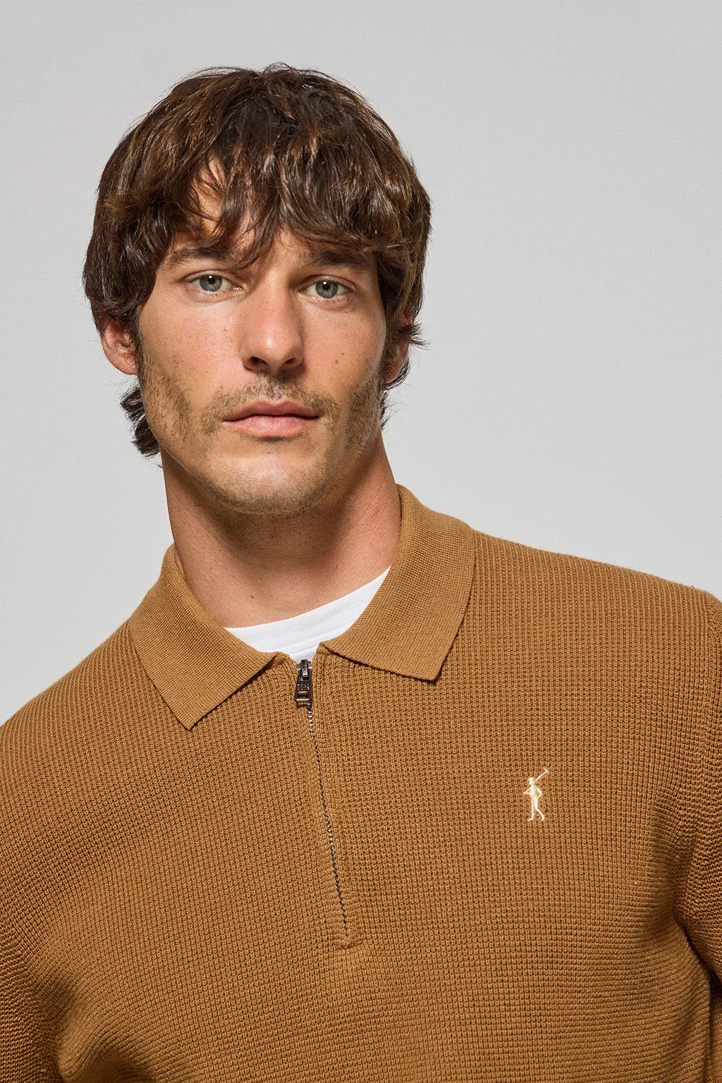 Jersey Pol color camel con cuello de polo y cremallera y detalle Rigby Go